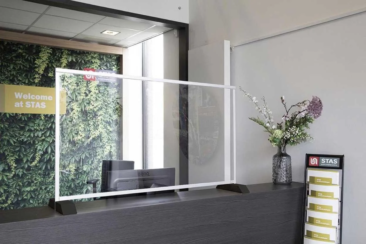 acrylaat plaat toegepast als baliescherm